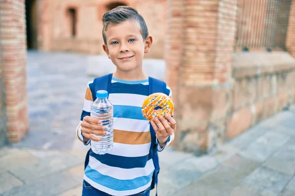 Schattige Blanke Student Jongen Glimlachend Gelukkig Houden Donut Fles Water — Stockfoto
