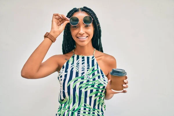 Ung Afrikansk Amerikansk Kvinna Ler Glad Dricka Bort Kaffe Promenader — Stockfoto