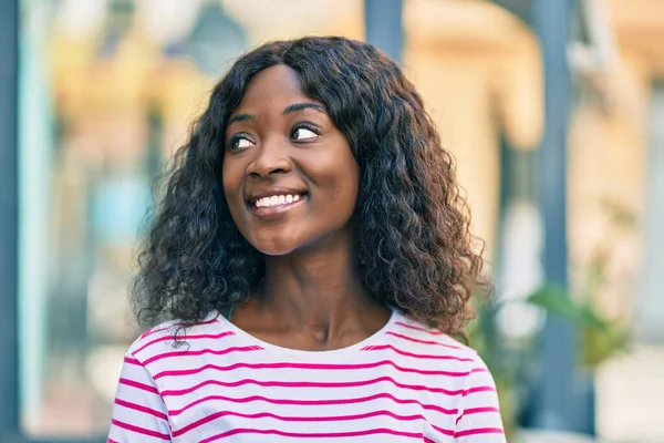 Jovem Menina Afro Americana Sorrindo Feliz Cidade — Fotografia de Stock