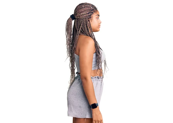 Ung Afrikansk Amerikansk Kvinna Med Flätor Bär Sportkläder Som Vill — Stockfoto
