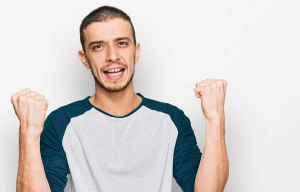 Jovem Hispânico Vestindo Roupas Casuais Gritando Orgulhoso Celebrando Vitória Sucesso — Fotografia de Stock