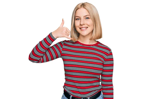 Mujer Rubia Joven Vistiendo Ropa Casual Sonriendo Haciendo Gesto Telefónico —  Fotos de Stock