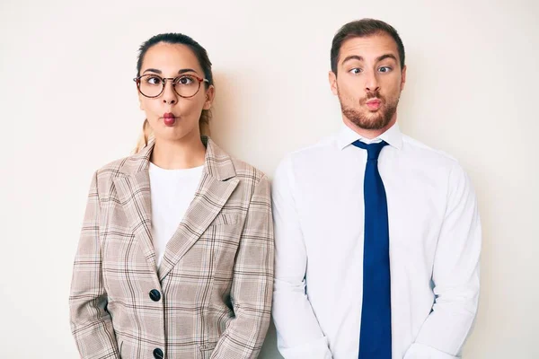 Belo Casal Vestindo Roupas Negócios Fazendo Cara Peixe Com Lábios — Fotografia de Stock