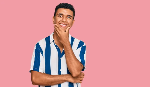 Junger Arabischer Mann Lässiger Kleidung Der Selbstbewusst Die Kamera Lächelt — Stockfoto