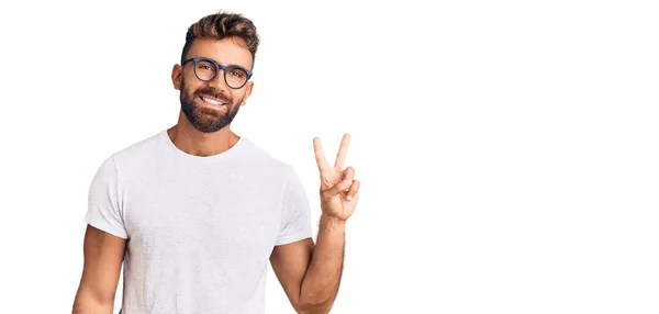 Jovem Hispânico Vestindo Roupas Casuais Óculos Sorrindo Olhando Para Câmera — Fotografia de Stock