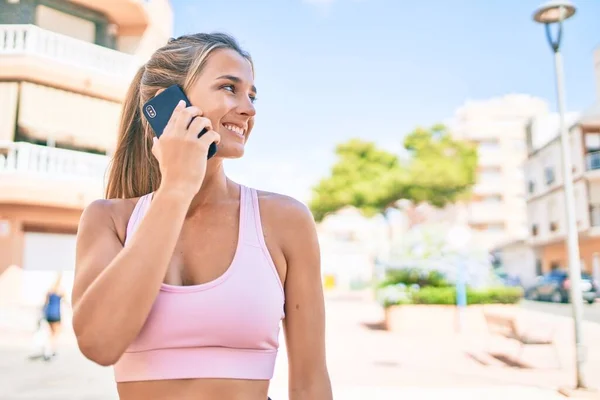 Genç Sarışın Sporcu Kız Şehrin Caddesinde Akıllı Telefondan Konuşuyor — Stok fotoğraf