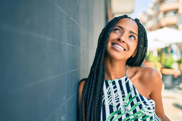 Νεαρή Αφρικάνα Αμερικανίδα Χαμογελαστή Χαρούμενη Ακουμπισμένη Στον Τοίχο Της Πόλης — Φωτογραφία Αρχείου