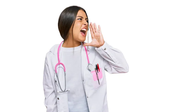 Güzel Spanyol Kadın Doktor Üniforması Giyiyor Steteskop Bağırıyor Ağızdan Ağıza — Stok fotoğraf