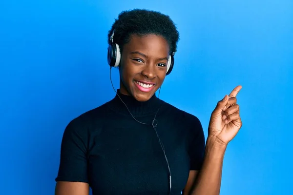 Young African American Girl Listening Music Using Headphones Smiling Happy — Stock Photo, Image