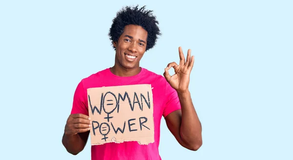 Bonito Homem Americano Africano Com Cabelo Afro Segurando Banner Poder — Fotografia de Stock