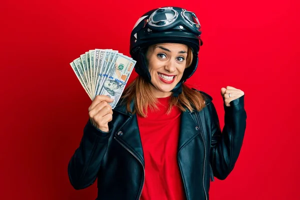 Hispanic Young Woman Wearing Motorcycle Helmet Holding Dollars Screaming Proud —  Fotos de Stock