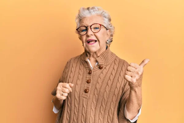 Idősebb Ősz Hajú Alkalmi Ruhát Szemüveget Visel Boldog Arccal Mosolyog — Stock Fotó