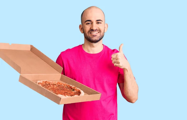 Jonge Knappe Man Houdt Levering Pizza Kartonnen Doos Glimlachen Blij — Stockfoto