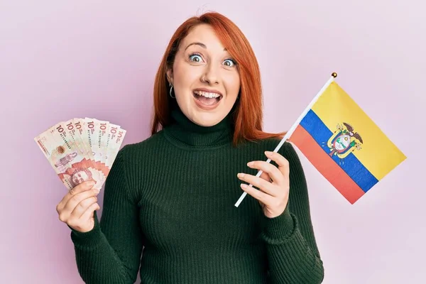 Krásná Ryšavá Žena Drží Kolumbijskou Vlajku Kolumbijských Pesos Bankovek Slaví — Stock fotografie