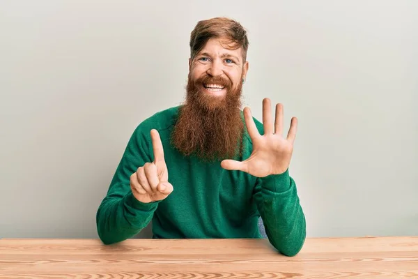 Jeune Homme Rousse Irlandaise Portant Des Vêtements Décontractés Assis Sur — Photo