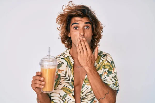 Joven Hispano Con Camisa Verano Bebiendo Vaso Jugo Naranja Cubriendo —  Fotos de Stock