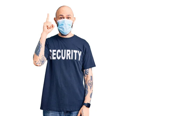 Jonge Knappe Man Met Een Beveiligd Shirt Een Medisch Masker — Stockfoto