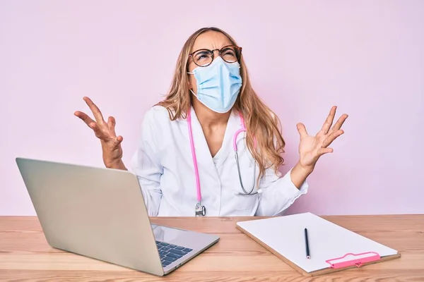 Ung Vacker Blond Kvinna Bär Läkare Uniform Och Medicinsk Mask — Stockfoto