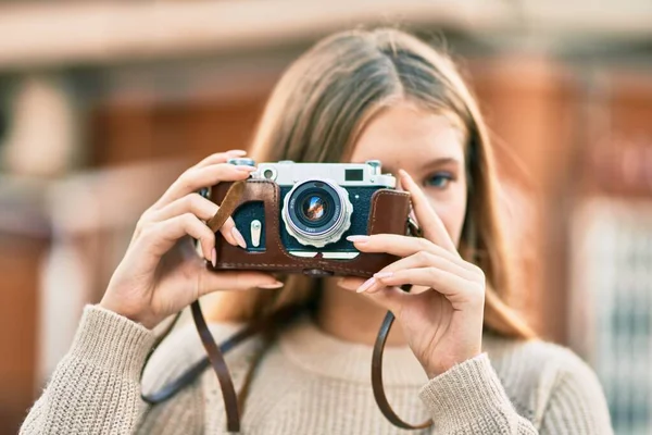 Schöne Kaukasische Teenager Lächeln Glücklich Mit Oldtimer Kamera Auf Die — Stockfoto