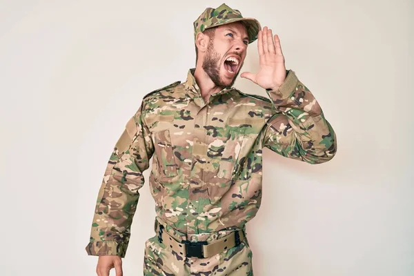 Jeune Homme Caucasien Portant Uniforme Camouflage Armée Criant Criant Fort — Photo