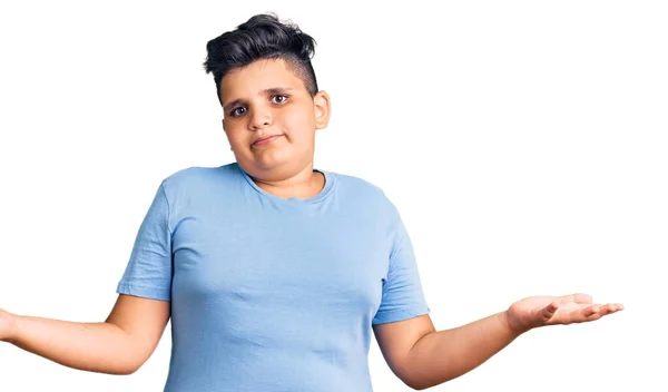 Niño Pequeño Con Ropa Entrenamiento Deportivo Expresión Despistada Confusa Con —  Fotos de Stock