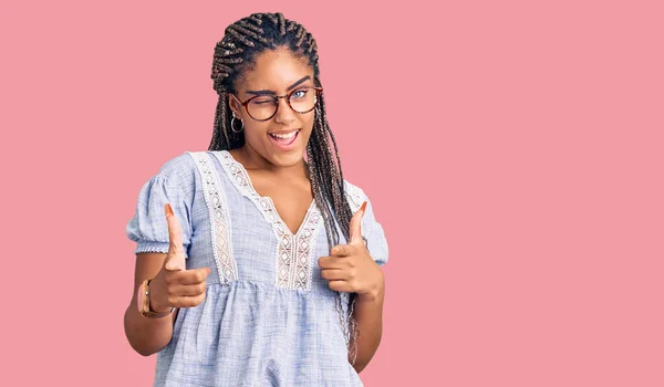 Молода Афроамериканська Жінка Плечима Одягнена Звичайний Літній Одяг Окуляри Вказують — стокове фото