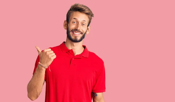 Hombre Guapo Rubio Con Barba Vistiendo Ropa Casual Sonriendo Con —  Fotos de Stock