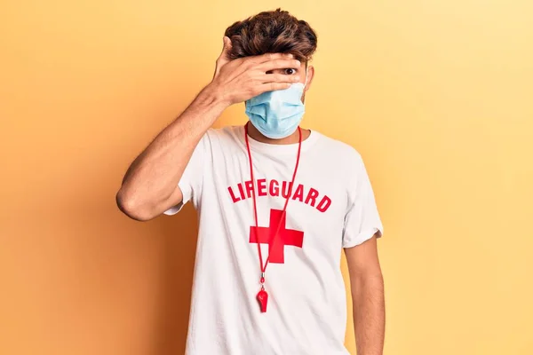 Jonge Spaanse Man Draagt Badmeester Shirt Met Behulp Van Medische — Stockfoto