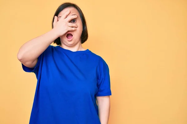 Mujer Morena Con Síndrome Vistiendo Ropa Casual Asomándose Shock Cubriendo — Foto de Stock