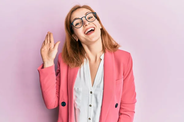 Stili Gözlüklü Genç Beyaz Kadın Merhaba Diyor Mutlu Gülümsüyor Dostça — Stok fotoğraf