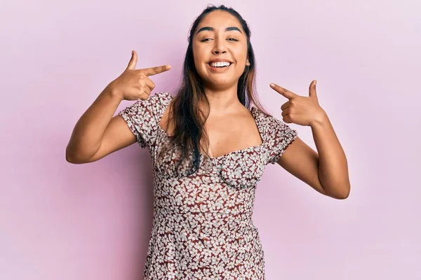 Молодая Латинская Женщина Повседневной Одежде Улыбается Весело Показывая Показывая Пальцами — стоковое фото