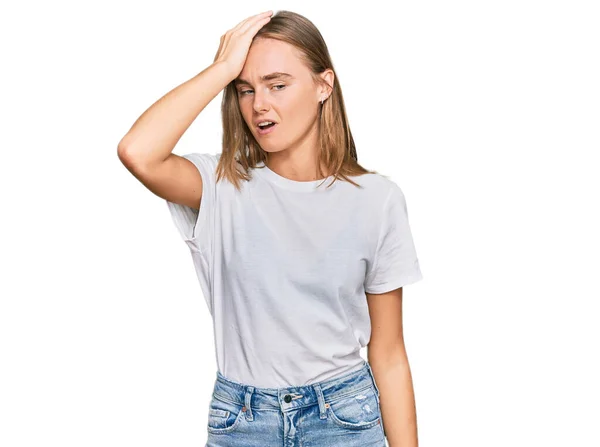 Mooie Jonge Blonde Vrouw Draagt Casual Wit Shirt Verrast Met — Stockfoto