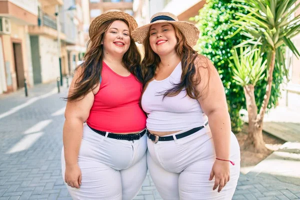 Dois Size Irmãs Com Sobrepeso Gêmeos Mulheres Abraçando Juntos Livre — Fotografia de Stock