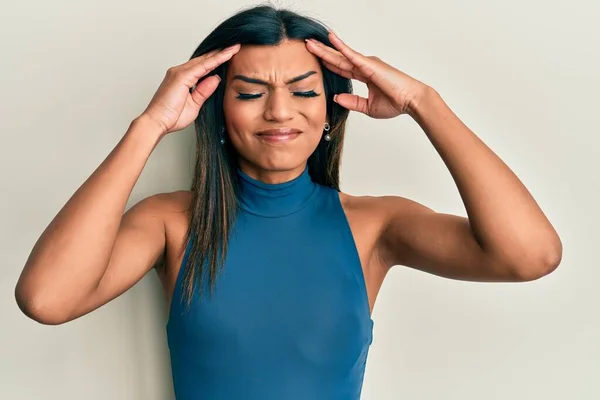 Ung Latinsk Transsexuell Transsexuell Kvinna Avslappnade Kläder Med Hand Huvudet — Stockfoto