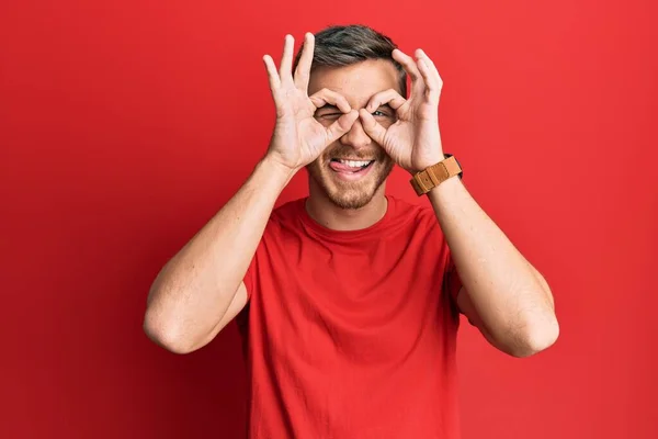 Bonito Homem Caucasiano Vestindo Camisa Vermelha Casual Fazendo Gesto Como — Fotografia de Stock