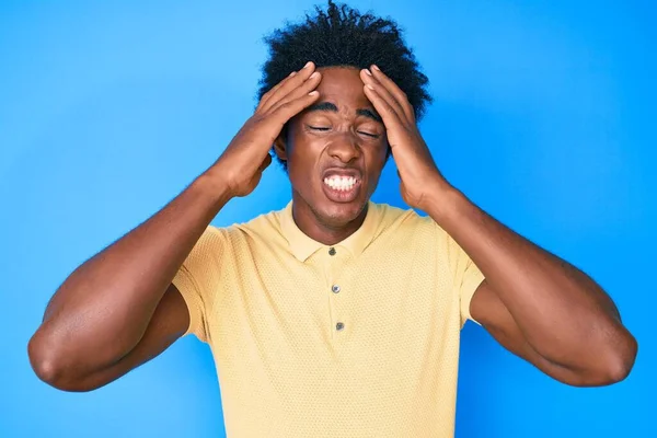 Hombre Afroamericano Guapo Con Cabello Afro Usando Ropa Casual Con —  Fotos de Stock