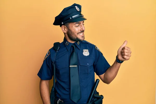 Snygg Hispanic Man Klädd Polis Uniform Ser Stolt Leende Gör — Stockfoto