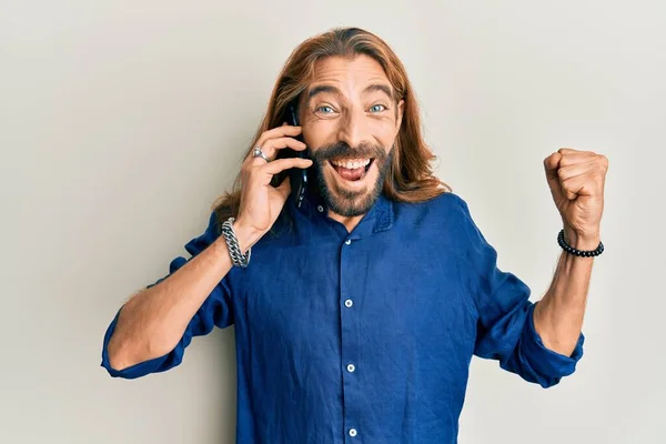 Uzun Saçlı Sakallı Çekici Bir Adam Akıllı Telefonda Konuşuyor Gururla — Stok fotoğraf