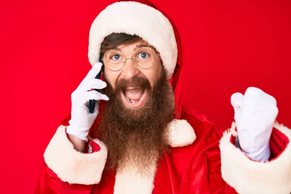 Hezký Mladý Rudý Muž Dlouhými Vousy Kostýmu Santa Clause Mluví — Stock fotografie