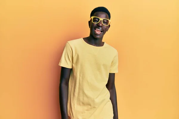 Joven Hombre Afroamericano Con Ropa Casual Gafas Guiñando Ojo Mirando — Foto de Stock