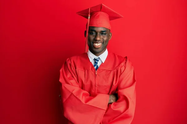 Mladý Afroameričan Čepici Slavnostním Županu Usmívá Zkříženýma Rukama Dívá Kamery — Stock fotografie