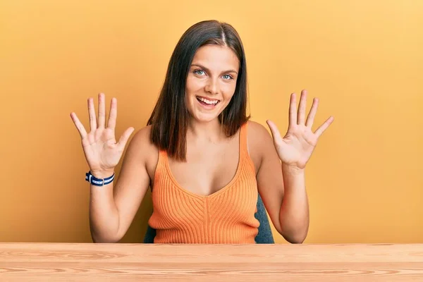 Mulher Caucasiana Jovem Vestindo Roupas Casuais Sentado Mesa Mostrando Apontando — Fotografia de Stock