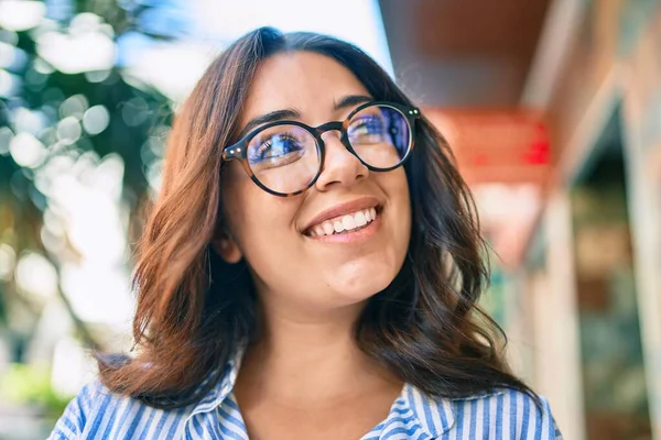 Ung Latinamerikansk Affärskvinna Ler Glad Promenader Stan — Stockfoto