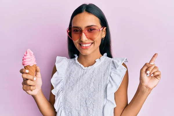 Jovem Morena Usando Estilo Verão Segurando Sorvete Sorrindo Feliz Apontando — Fotografia de Stock