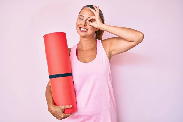 Orta Yaşlı Spanyol Kadın Yoga Minderini Tutuyor Gülümsüyor Gülümsüyor — Stok fotoğraf