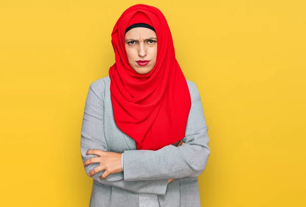 Mulher Hispânica Bonita Vestindo Tradicional Lenço Islâmico Hijab Cético Nervoso — Fotografia de Stock