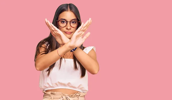 Mujer Hispana Joven Usando Ropa Casual Gafas Expresión Rechazo Cruzando —  Fotos de Stock