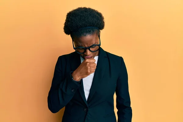 Mladá Afroameričanka Pracovní Bundě Brýlích Necítí Dobře Kašle Jako Příznak — Stock fotografie