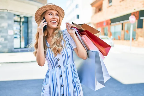 Junge Schöne Shopperin Lächelt Glücklich Und Geht Mit Einkaufstüten Vor — Stockfoto