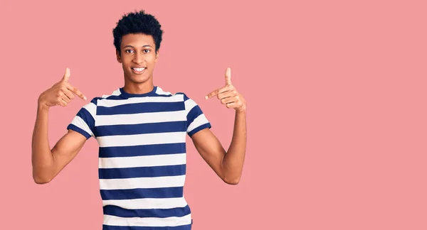 年轻的非洲裔美国人穿着休闲装 面带微笑 带着自信 用手指指着自己 自豪而快乐 — 图库照片